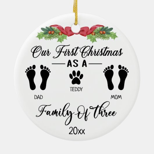 当社の初めてのクリスマスは3つのフットプリントのファミリ セラミックオーナメント (裏面)