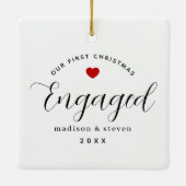 当社の初めてのクリスマス婚約したスクリプト赤いハート名 セラミックオーナメント (裏面)