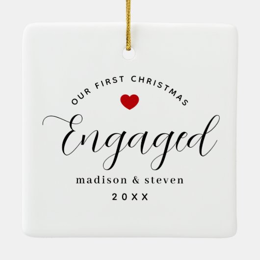 当社の初めてのクリスマス婚約したスクリプト赤いハート名 セラミックオーナメント (裏面)