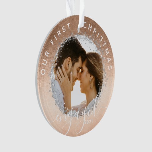 当社の初めてのクリスマス婚約したスクリプト金ゴールド2枚の写真 オーナメント (正面)