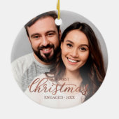 当社の初めてのクリスマス婚約したバラ金ゴールドスクリプト セラミックオーナメント (裏面)