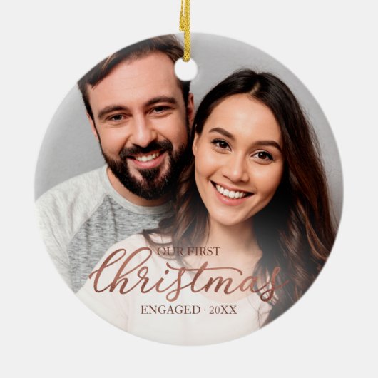 当社の初めてのクリスマス婚約したバラ金ゴールドスクリプト セラミックオーナメント (裏面)