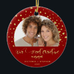 当社の初めてのクリスマス婚約した写真フェスティバル セラミックオーナメント<br><div class="desc">エレガントデザインの特徴フェスティバル赤婚約したと金ゴールドフォイルの星と紙吹雪に対する美しい写真と私たちの初めてのクリスマスフェイク。簡単にカスタマイズ名前とオーナメントの背面の日付。カップルが常に美しい婚約した記念保品と、この休暇の間に友達や愛する人への贈り物としての完璧な記念品。</div>