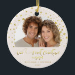 当社の初めてのクリスマス婚約した写真金ゴールドハート セラミックオーナメント<br><div class="desc">デザインの特徴エレガント私たちの初めてのクリスマス婚約したは、金ゴールドフォイルの紙吹雪星と自然なリネン色の背景にあなたの美しい写真と流れる金ゴールドスクリプトで。簡単にカスタマイズ名前とオーナメントの背面の日付。カップルが常に美しい婚約した記念保品と、この休暇の間に友達や愛する人への贈り物としての完璧な記念品。</div>