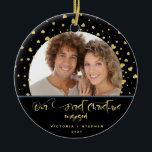 当社の初めてのクリスマス婚約した写真金ゴールド紙吹雪 セラミックオーナメント<br><div class="desc">エレガントデザインの特徴ブラックと婚約した金ゴールドフォイルの星と紙吹雪に対する美しい写真と私たちのフェイク初めてのクリスマス。簡単にカスタマイズ名前とオーナメントの背面の日付。カップルが常に美しい婚約した記念保品と、この休暇の間に友達や愛する人への贈り物としての完璧な記念品。</div>