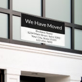 当社は事業発表を白黒に変更 横断幕 (ビルの外側)