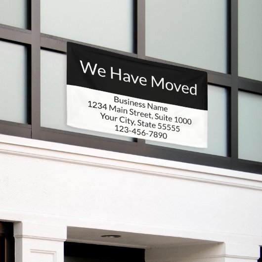 当社は事業発表を白黒に変更 横断幕 (ビルの外側)