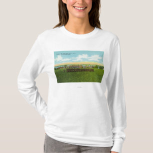 形成で行進している兵士 Tシャツ
