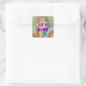 彩り豊かな虹のメッセージ Hate Has No Home Here スクエアシール (バッグ)