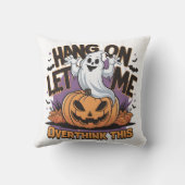 彫られたカボチャの上の陽気なハロウィーン幽霊 クッション (裏面)