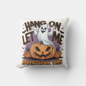 彫られたカボチャの上の陽気なハロウィーン幽霊 クッション (正面)