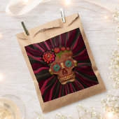 彫られた木製のルック砂糖スカルとフローラクラウン フェイバーバッグ (クリップ留めされた状態)