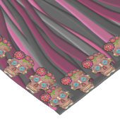 彫られた木製のルック砂糖スカルとフローラクラウン ミディアムテーブルランナー (コーナー)