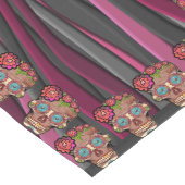 彫られた木製のルック砂糖スカルとフローラクラウン ロングテーブルランナー (コーナー)