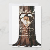 彫りハートツリー素朴の切り株の写真の日付を保存 招待状 (正面)