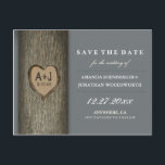 彫刻されたイニシャルハートオークツリー日付カードを保存 案内ポストカード<br><div class="desc">彫刻されたイニシャルのハートオークツリーを保存する日付カード – あなたが"彫ることができる"イニシャルと日付を入れ結婚る、古いオークの木と灰色のテクスチャ付き背景を特徴とする。</div>