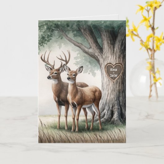 彫刻されたハートと名前を持つ2頭の鹿 カード (黄色い花)