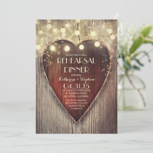 彫刻されたハートストリングライト木製リハーサル夕食会 招待状 (スタンド正面)