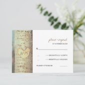 彫刻されたハートツリー素朴なRSVPカード 出欠カード (スタンド正面)