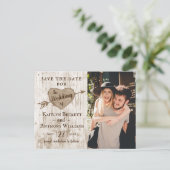 彫刻されたハート結婚ツリーの写真日付を保存 案内ポストカード (スタンド正面)