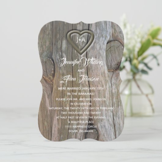 彫刻された木のハートの結婚式後の披露宴 招待状 (スタンド正面)