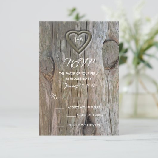 彫刻された木材ハートRSVP招待状 出欠カード (スタンド正面)