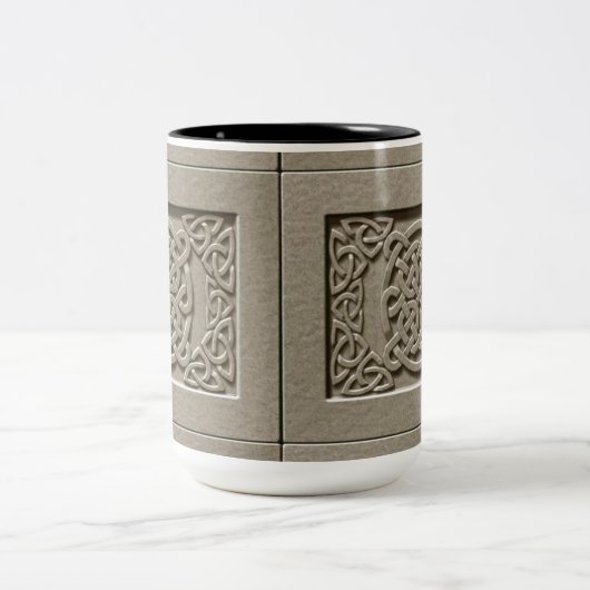 彫刻された石のテクスチャケルト結び目模様マグ ツートーンマグカップ (中央)