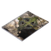 彫刻された石ケルトのクロス名前をカスタムする ノートブック (左側)