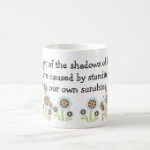 影と光 – 前向き引用文 コーヒーマグカップ (中央)