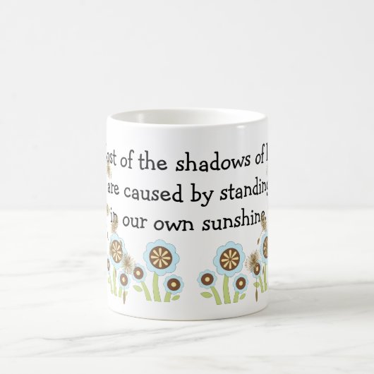 影と光 – 前向き引用文 コーヒーマグカップ (中央)