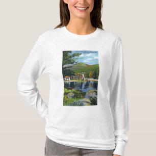 影の湖によってオーバーシュートされる水車の眺め Tシャツ
