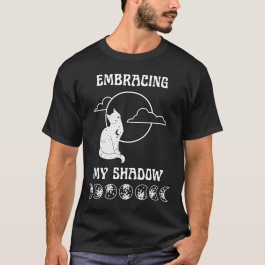 影を受け入れる魔女の月の猫シャドウワークウィ Tシャツ (正面)