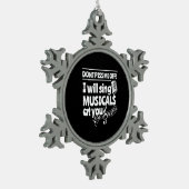 役者がミュージカルを歌う スノーフレークピューターオーナメント (左)