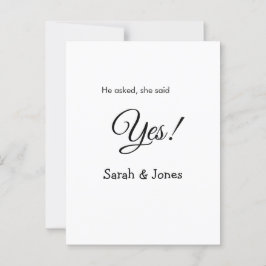 彼からプロポーズされて、彼女はイエスと答えた。シンプルでミニマルなエンゲージメント ポストカード