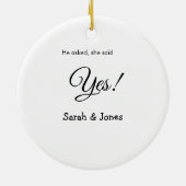 彼からプロポーズ 彼女もイエス シンプル ミニマル セラミックオーナメント (裏面)
