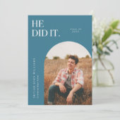 彼がやり遂げた ネオン ブルー アーチ 卒業発表 ネオン ブルー アーチ枠のモダンな卒業発表カード。 招待状 (スタンド正面)