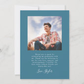 彼がやり遂げた ネオン ブルー アーチ 卒業発表 ネオン ブルー アーチ枠のモダンな卒業発表カード。 招待状 (裏面)