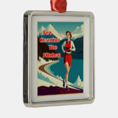 彼がキッチンサッシランナーの掃除を行う メタルオーナメント (右)