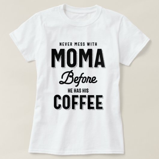 彼がコーヒーを飲む前に決してママに文句を言わない Tシャツ (デザイン正面)