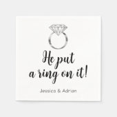 彼がシルバーダイヤモンドのリングや輪にリングや輪結婚を置く スタンダードカクテルナプキン (正面)