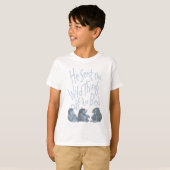 彼がワイルドなアイテムをベッドに送り出す – 青 Tシャツ (正面フル)