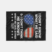 彼が何を言ったか分からない – トランプ2024おもしろい引用文D フリースブランケット (正面(横))