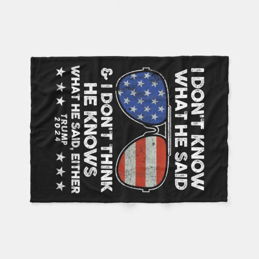 彼が何を言ったか分からない – トランプ2024おもしろい引用文D フリースブランケット (正面(横))