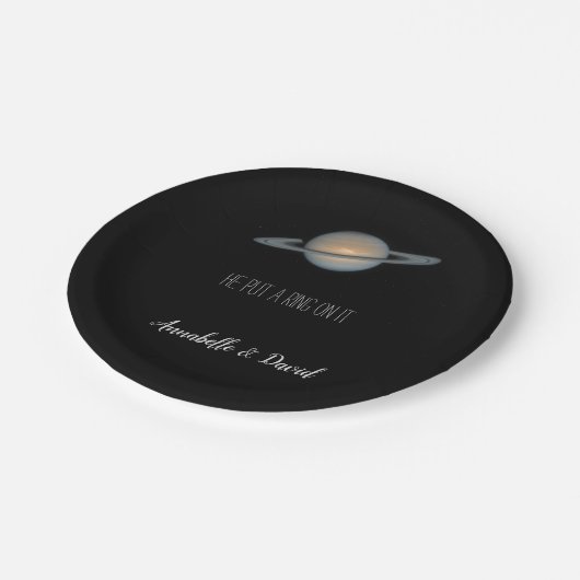 彼が土星にリングや輪を置く宇宙パーティー ペーパープレート (アングル)