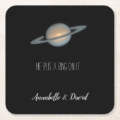 彼が土星をテーマにしたリングや輪を結婚載せる スクエアペーパーコースター (正面)