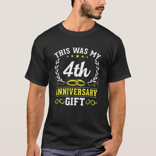 彼が妻結婚を夫に迎えて4周年を迎える Tシャツ (正面)