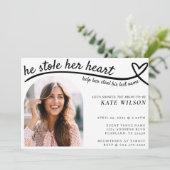 彼が彼女のハートラインの写真おもしろいブライダルシャワー 招待状 (スタンド正面)