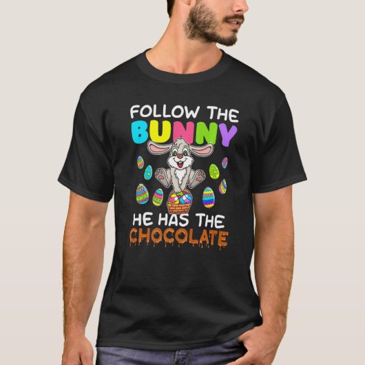 彼が後を追チョコハッピーイースターの日を持つバニー Tシャツ (正面)