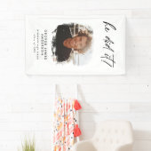 彼が木炭の幾何学的な写真の卒業を行った 横断幕 (インサイチュ)