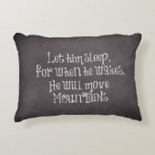 彼が目覚めた時に彼を寝かせなさい引用文 アクセントクッション (正面)